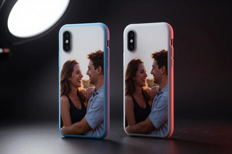 Két telefontok ugyanazzal a páros fotóval